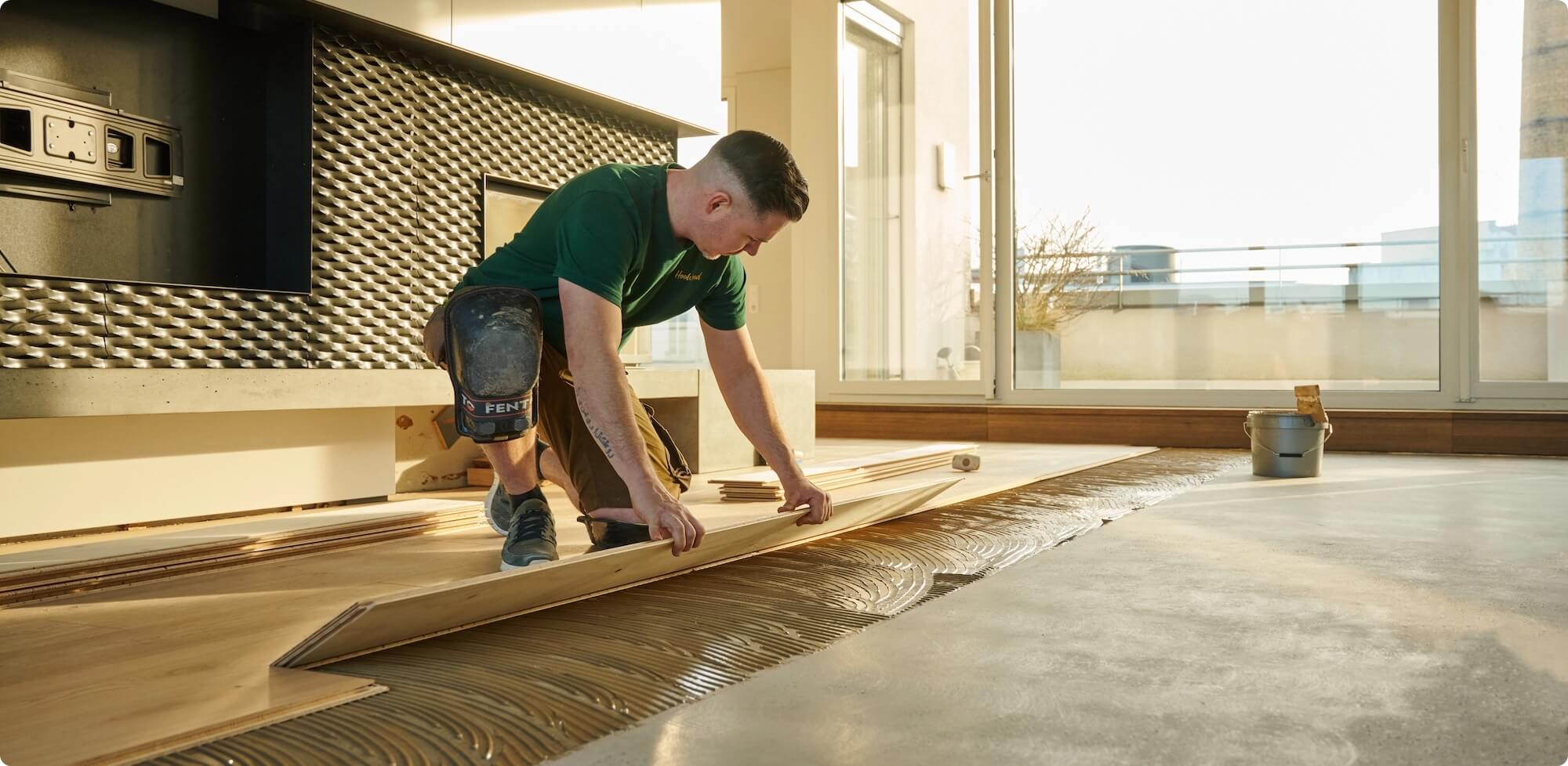 Handwerker bei der Parkettverlegung