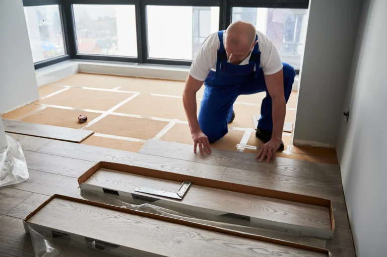 Bodenleger beim Verlegen von Laminat